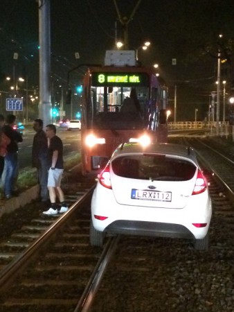 Maďarská vodička v centre Bratislavy: Riadila sa GPS, pristála na koľajniciach!